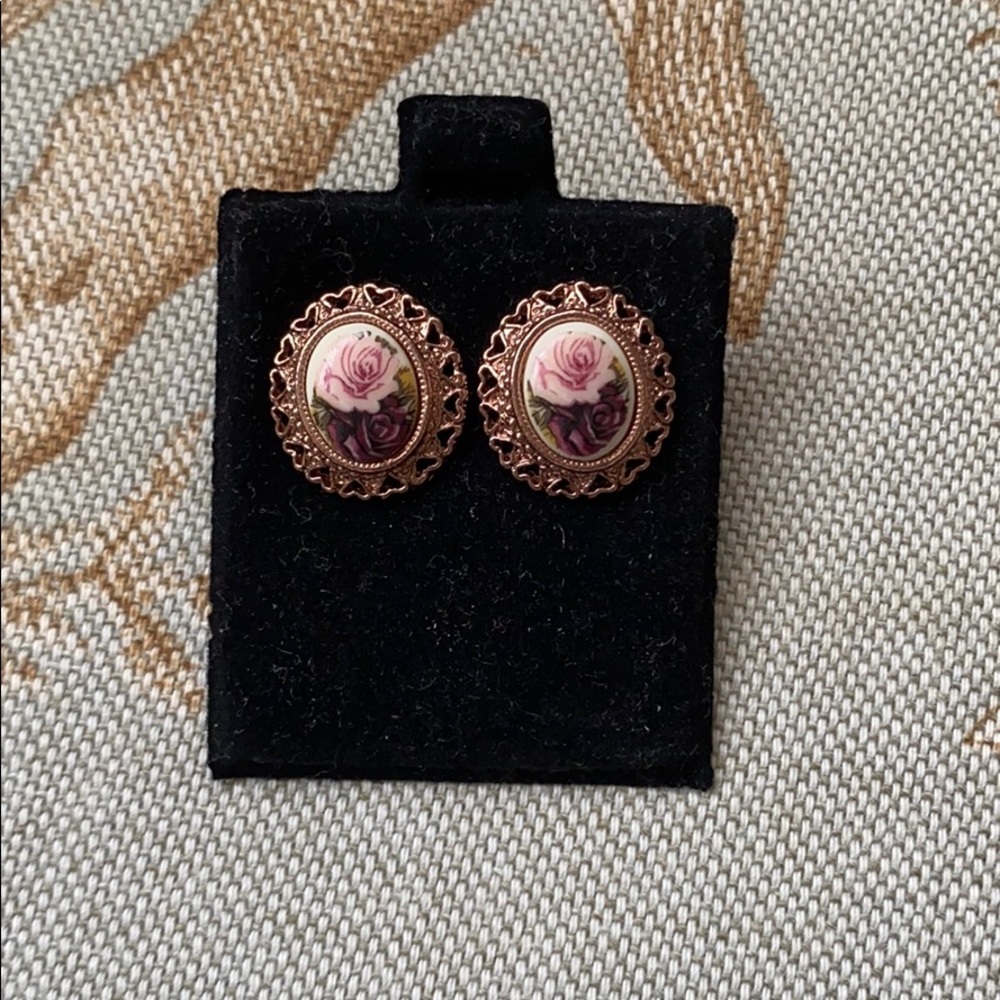 1928 Flower Pierced Earring Rose Gold Floral Motif